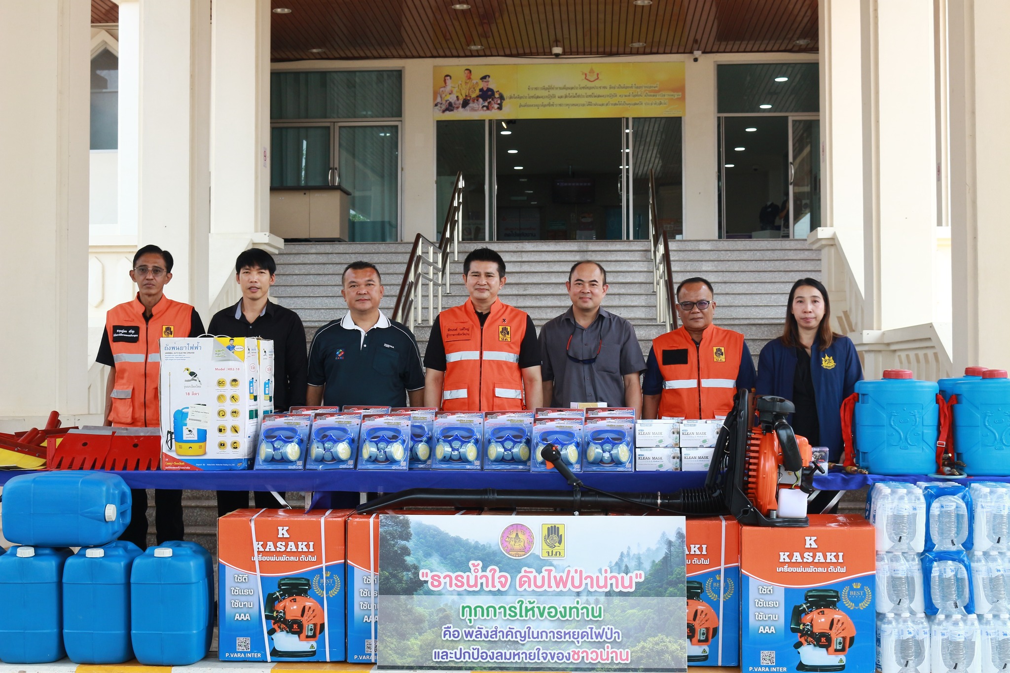 ผู้ว่าฯน่าน รับมอบอุปกรณ์ดับไฟป่า สนับสนุนภารกิจแก้ปัญหาหมอกควันและ PM 2.5 ในพื้นที่จังหวัดน่าน