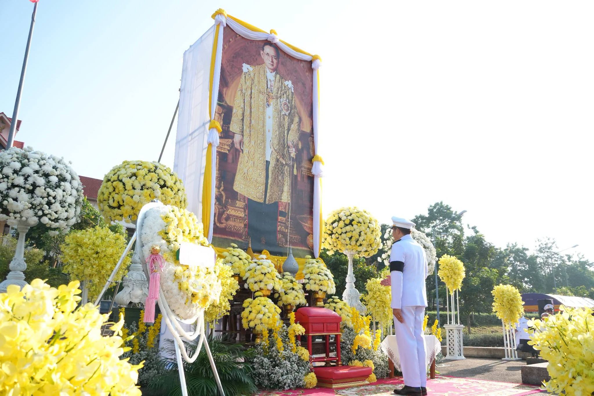 จังหวัดน่าน จัดพิธีถวายราชสักการะและวางพวงมาลา น้อมรำลึกในพระมหากรุณาธิคุณ &ldquo;วันนวมินทรมหาราช&rdquo;