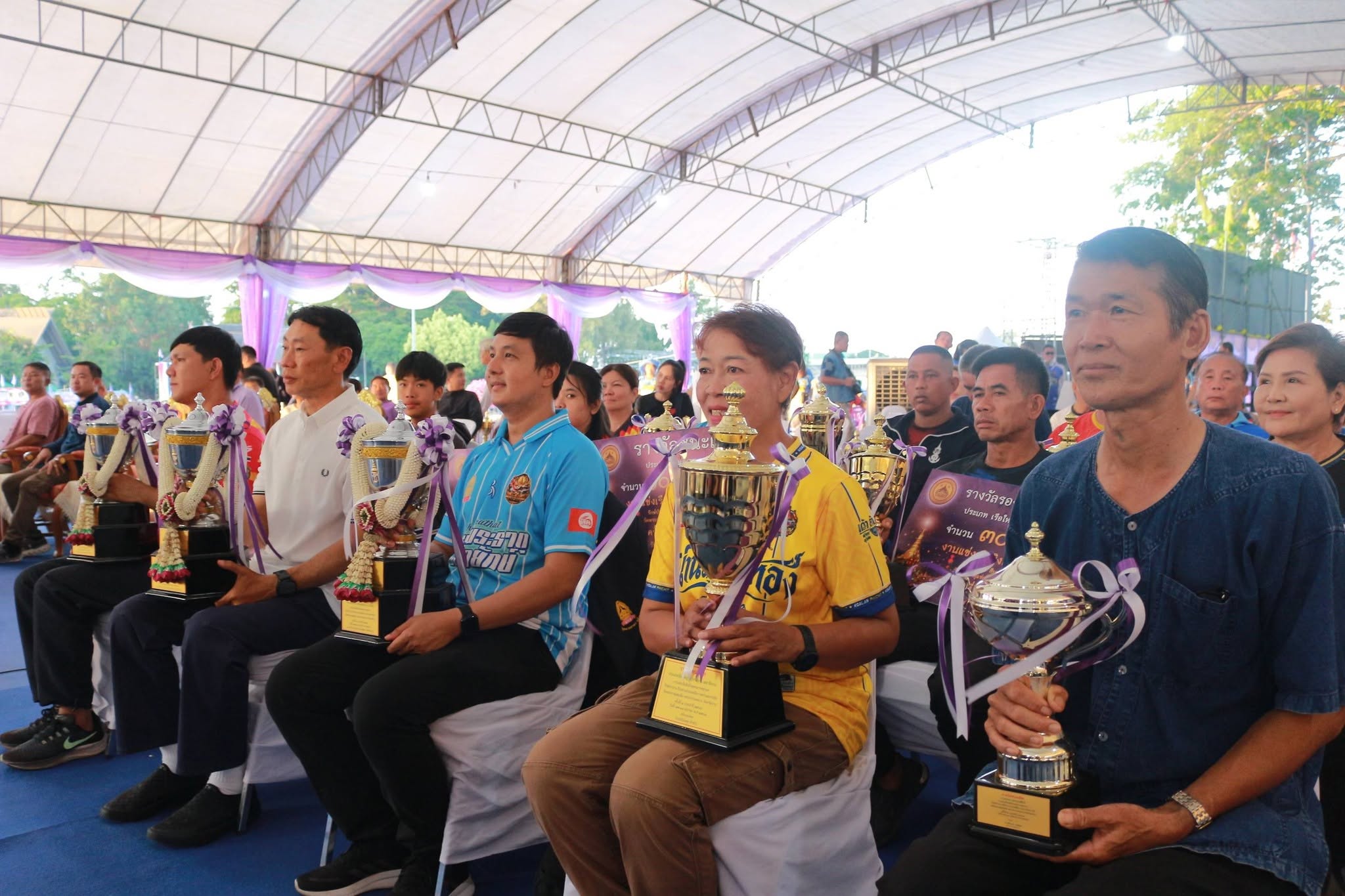 &ldquo;น่านมงคลทอง&rdquo; คว้าชัยแข่งเรือ ชิงถ้วยพระราชทานฯ งานรักษ์ป่าน่าน ครั้งที่ 2 สืบสานประเพณีถวายทานสลากภัตวัดพระธาตุแช่แห้ง
