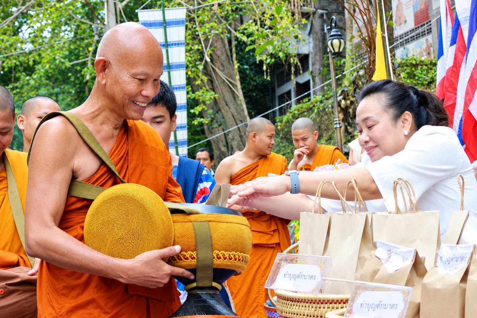 จังหวัดน่าน สืบสานประเพณีตักบาตรเทโวโรหณะ พร้อมเชิดชู &ldquo;คนดีศรีเมืองน่าน&rdquo; ประจำปี 2569