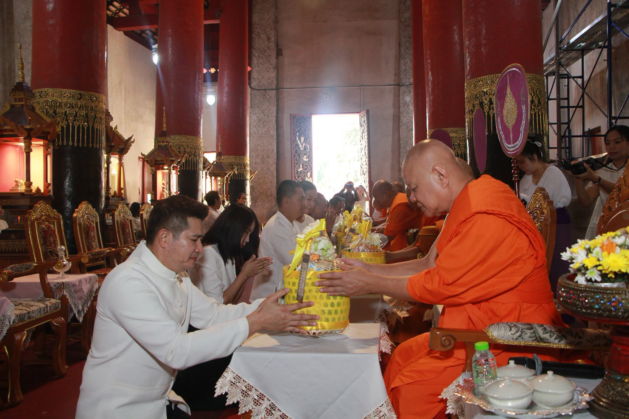 พุทธศาสนิกชนชาวจังหวัดน่าน ร่วมทำบุญตักบาตร เทโวโรหณะ เนื่องในเทศกาลออกพรรษา ประจำปี 2569